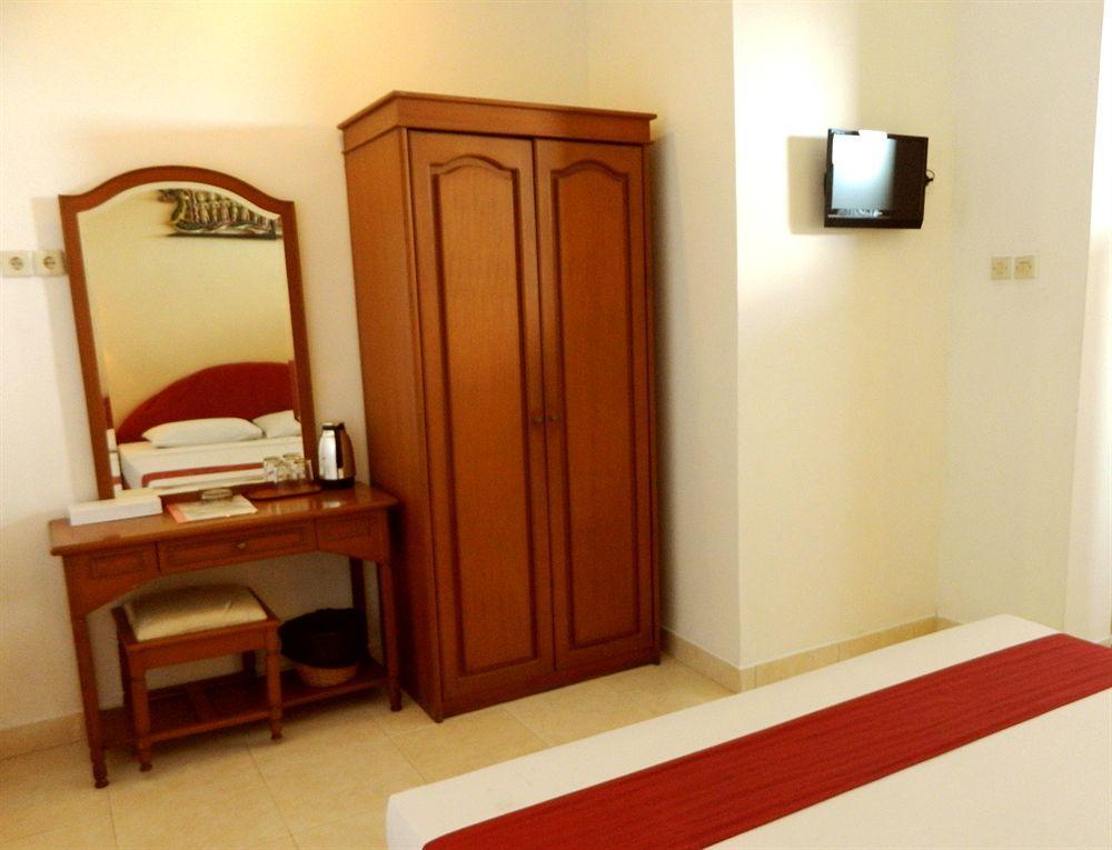 Hotel Ratna كوتا المظهر الخارجي الصورة
